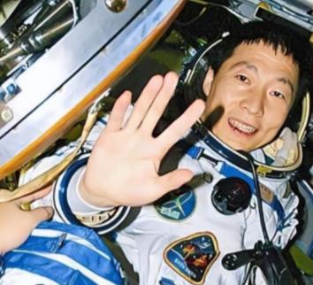 杨利伟为什么后来再也没有登天？其实，他能够活着回到地球就已经是万幸，在他攀登太空