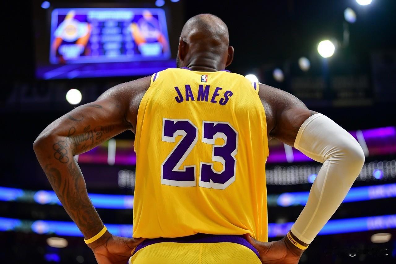 詹姆斯在湖人的表现合格吗？魔术师:在湖人13年，五次总冠军贾巴尔:在湖人1