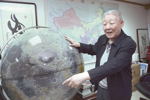 1969年，“东方红”卫星超重，孙家栋坚持拆掉毛主席像章，遭到众人反对，然而周总