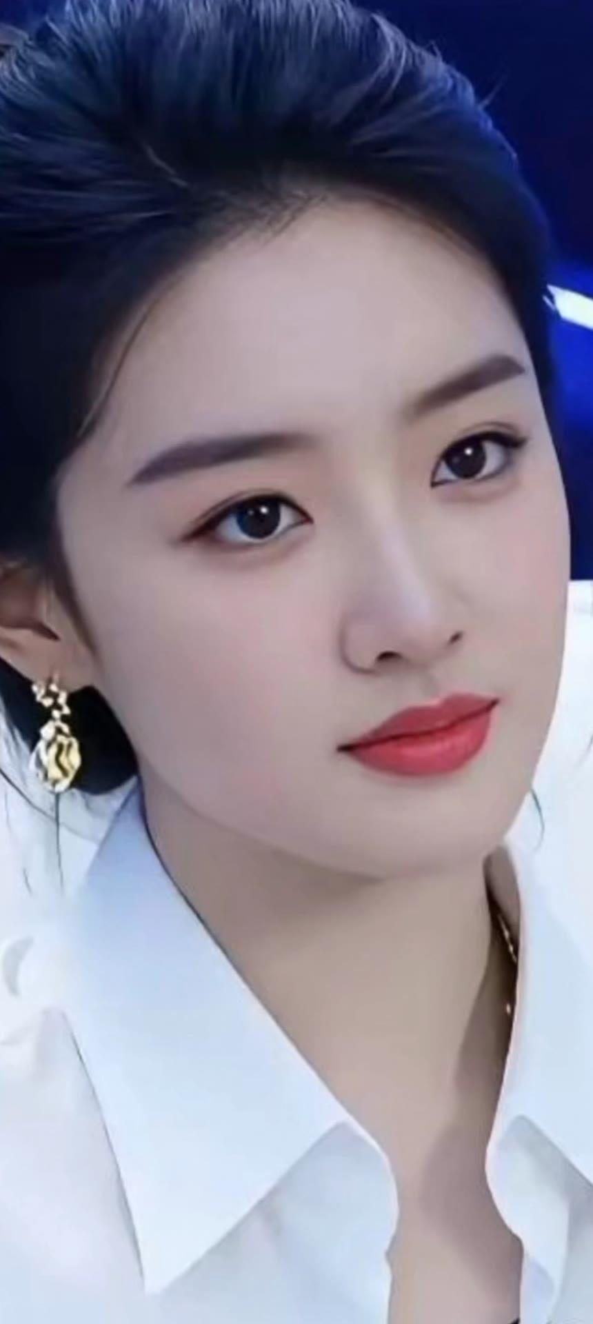 优雅气质，白衬衫搭配，尽显时尚魅力！