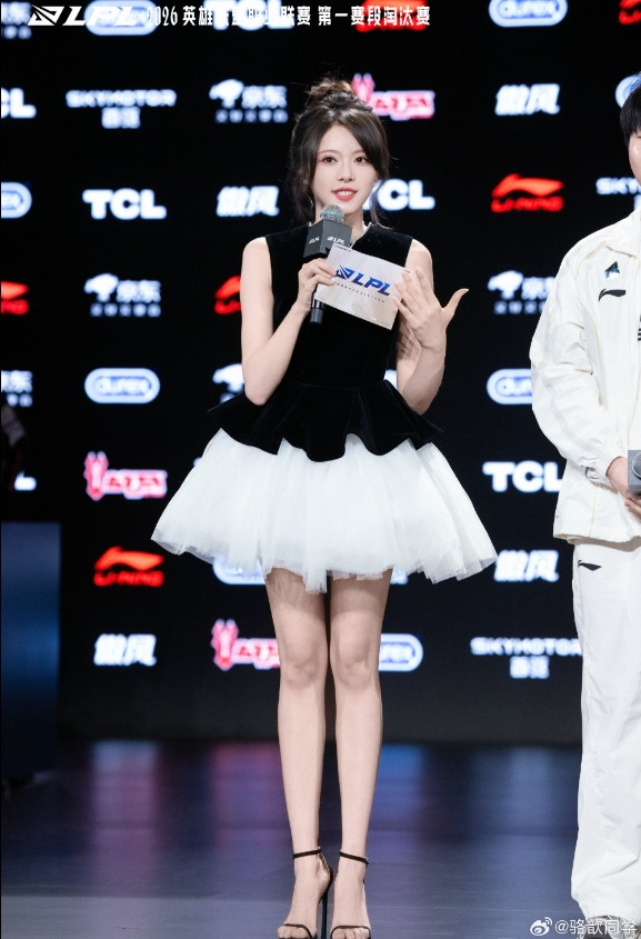 好腿! 主持骆歆晒照: 打卡年后LPL第一天班