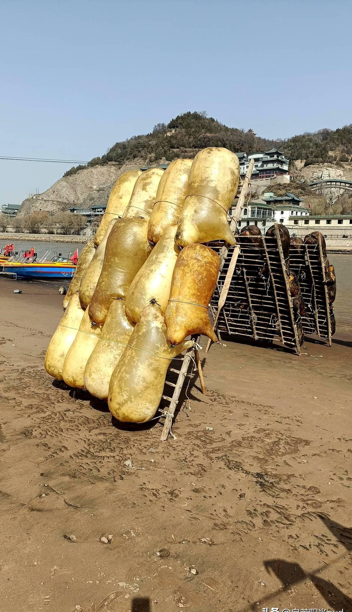 家里卫生间老有一股臭味，尤其卫生间的门口，臭味更重！我像警犬一样躬着身子在洗脚