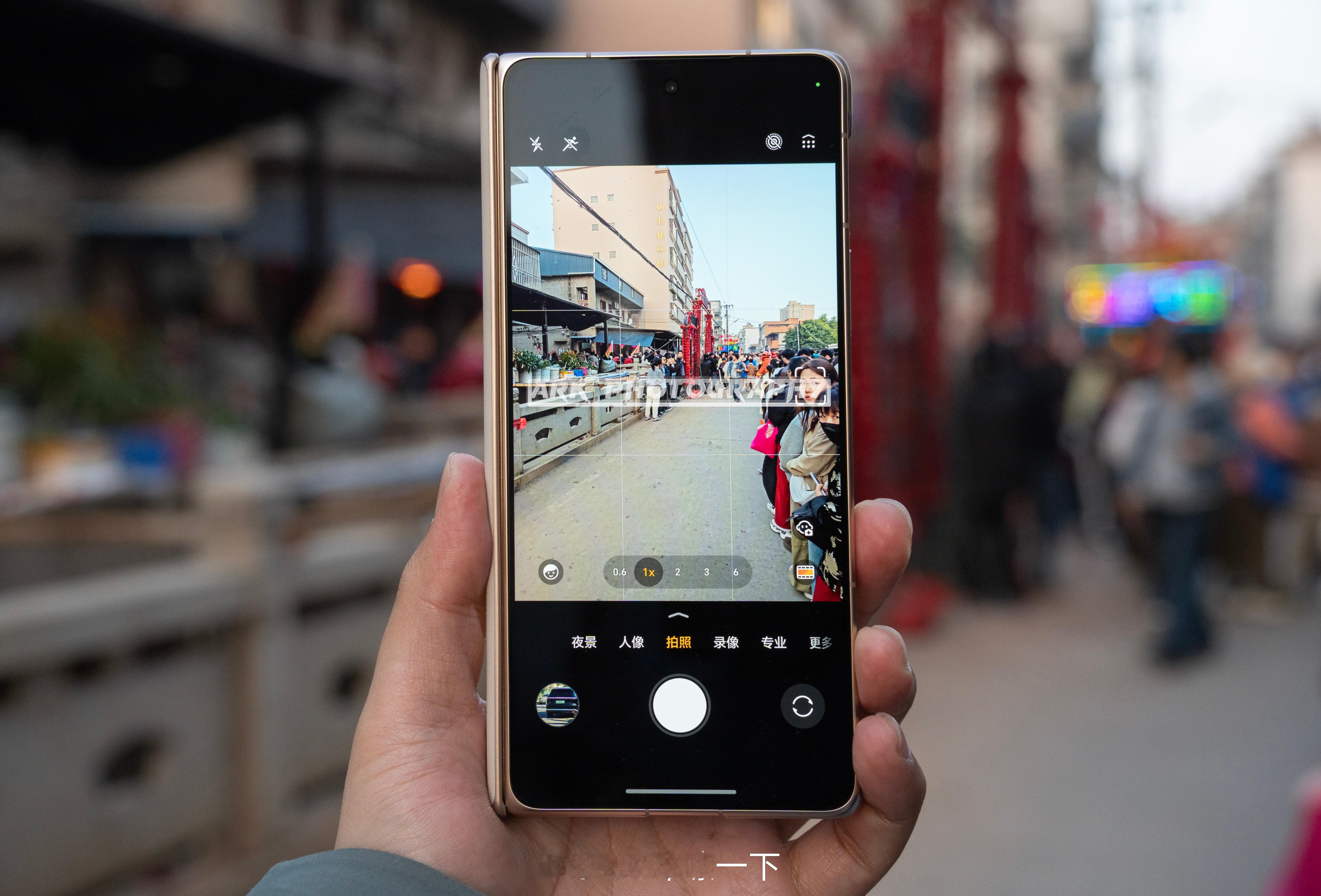 这张图的意义不用多说了吧，荣耀MagicV6正在长乐拍游神，外屏的R角这次是不