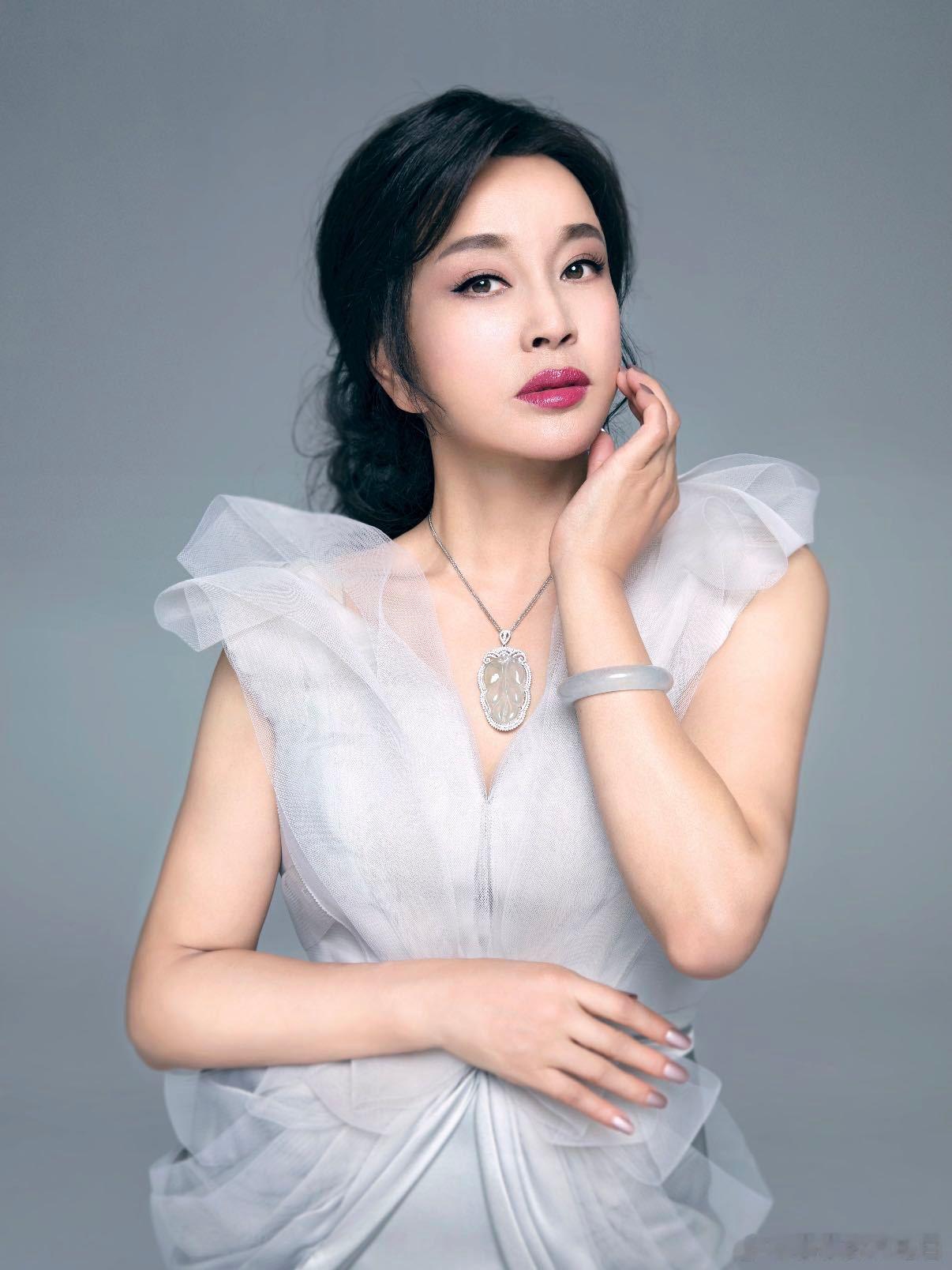 刘晓庆照片被刻意修很多皱纹现代人对女性的包容度太低了，既不接纳自然衰老，还故意