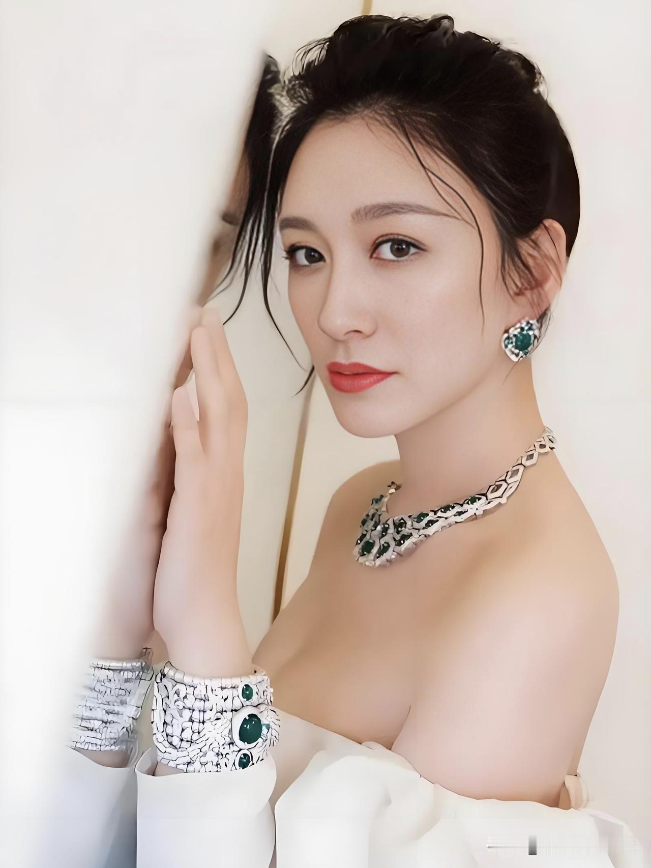 李小苒，眉眼如画，气质如兰。不争不抢，却自带光芒，时光愈久，愈见风骨。✨人生的得