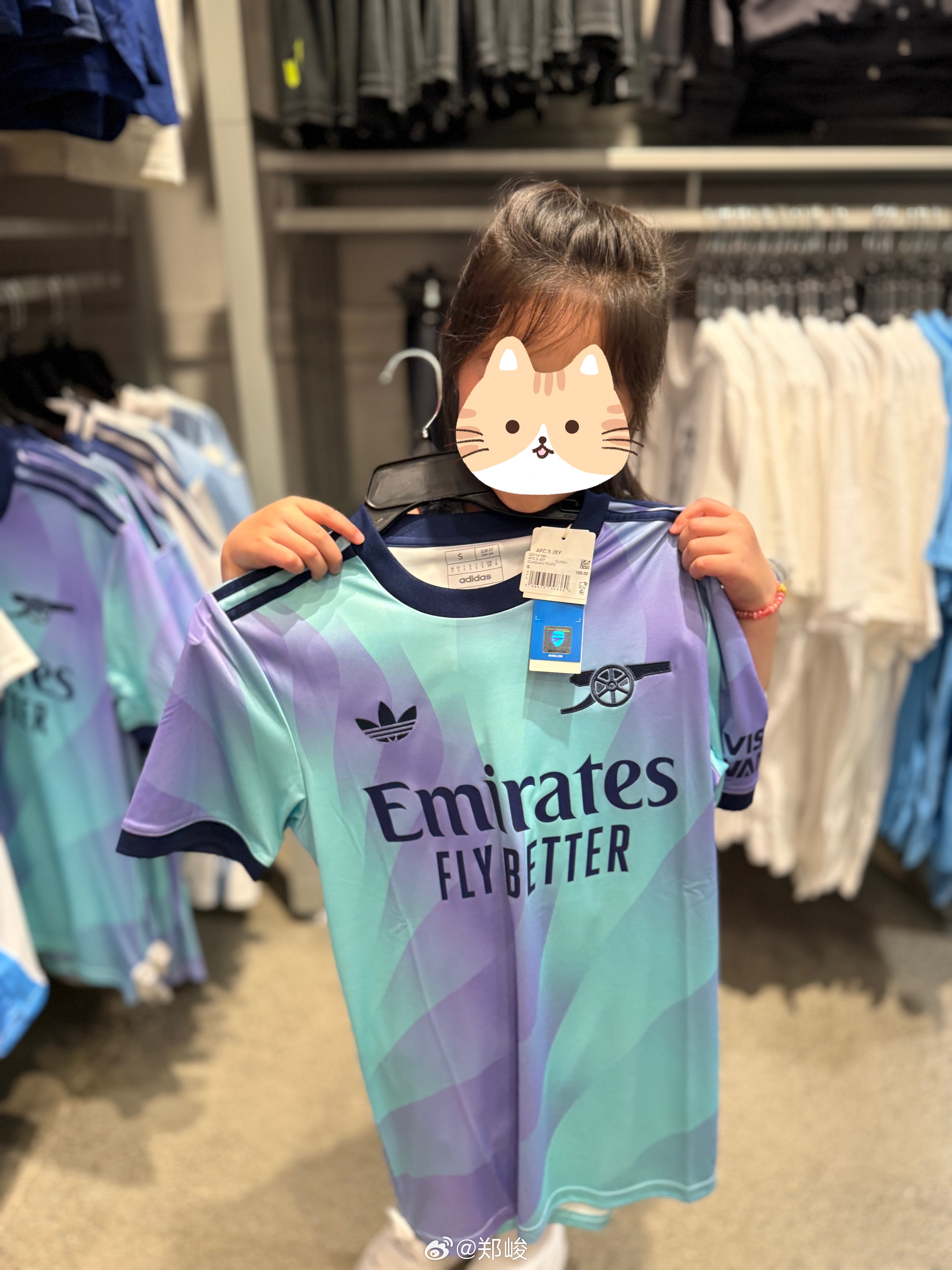 让她自己选衣服，居然选了这件[哭哭][哭哭][哭哭]上面那排就是曼联球衣，都不看