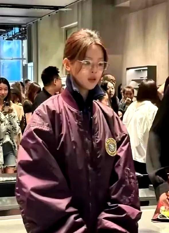 网友偶遇杨超越素颜，那巴掌脸小得惊人，不过颜值看着平平，真没网上传的那么漂亮。
