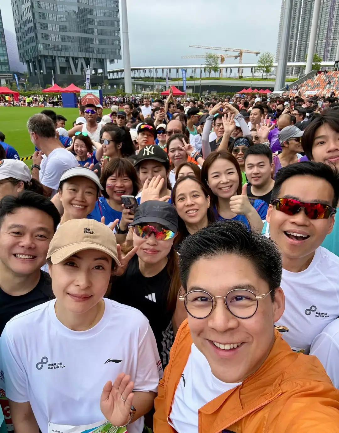 郭晶晶霍启刚同框秀运动穿搭美……看了他们的跑步运动穿搭后，我想说：中年女人春