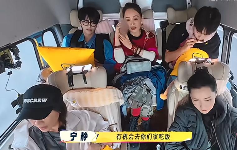 《一路繁花2》结束了，繁花团的姐弟们一直惦记着去刘嘉玲家里和梁朝伟一起吃饭，不知