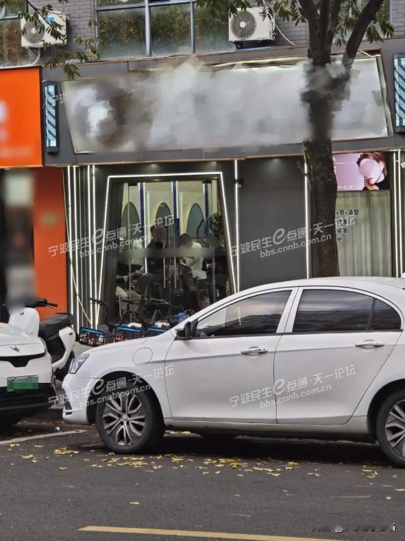 “防不胜防！”10月24日，浙江宁波，一男子到理发店里理发，本以为最多也就花10