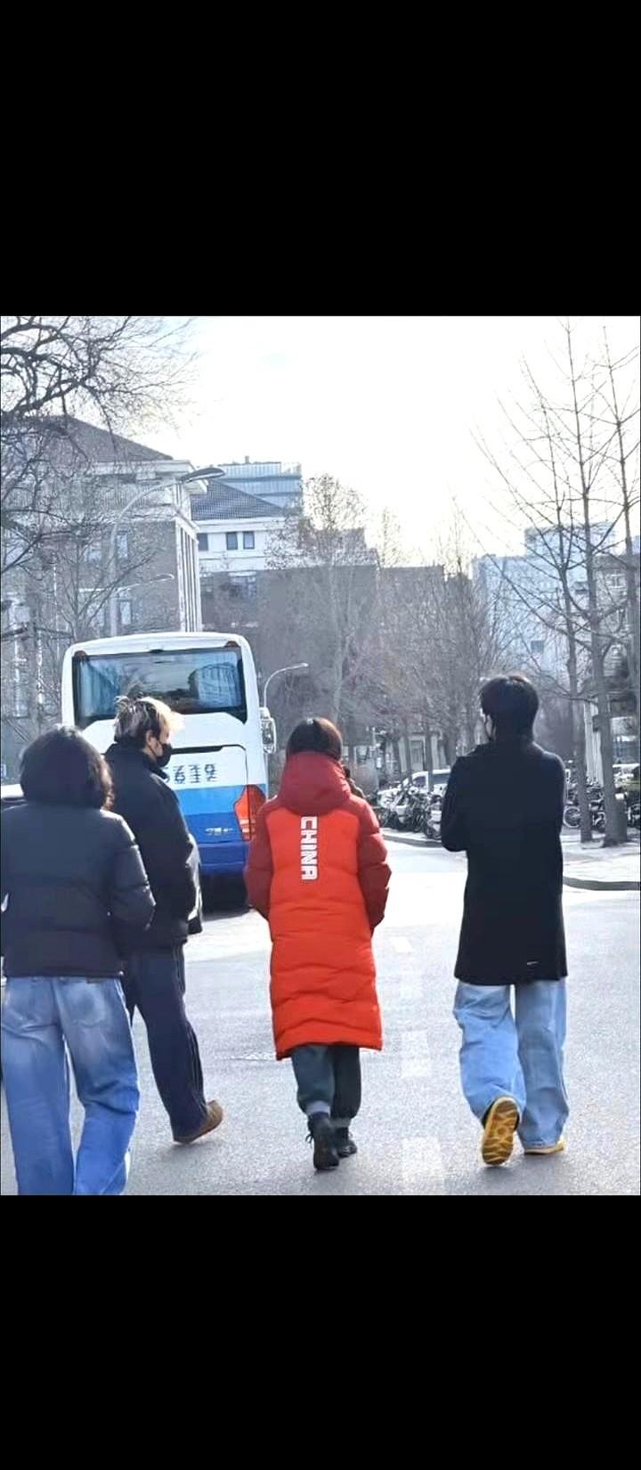 看到王楚钦带妈妈逛北大的那几张照片，我愣了半天。一堆人还在那儿猜旁边的女孩是谁