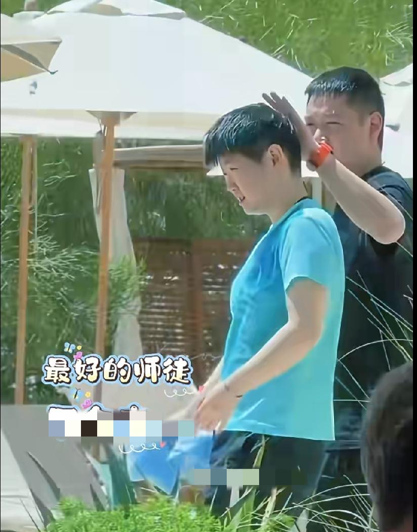 刷到莎莎和邱指导的暖心画面，邱贻可温柔地摸摸莎莎的头，后面莎莎又挽着邱指导的手，