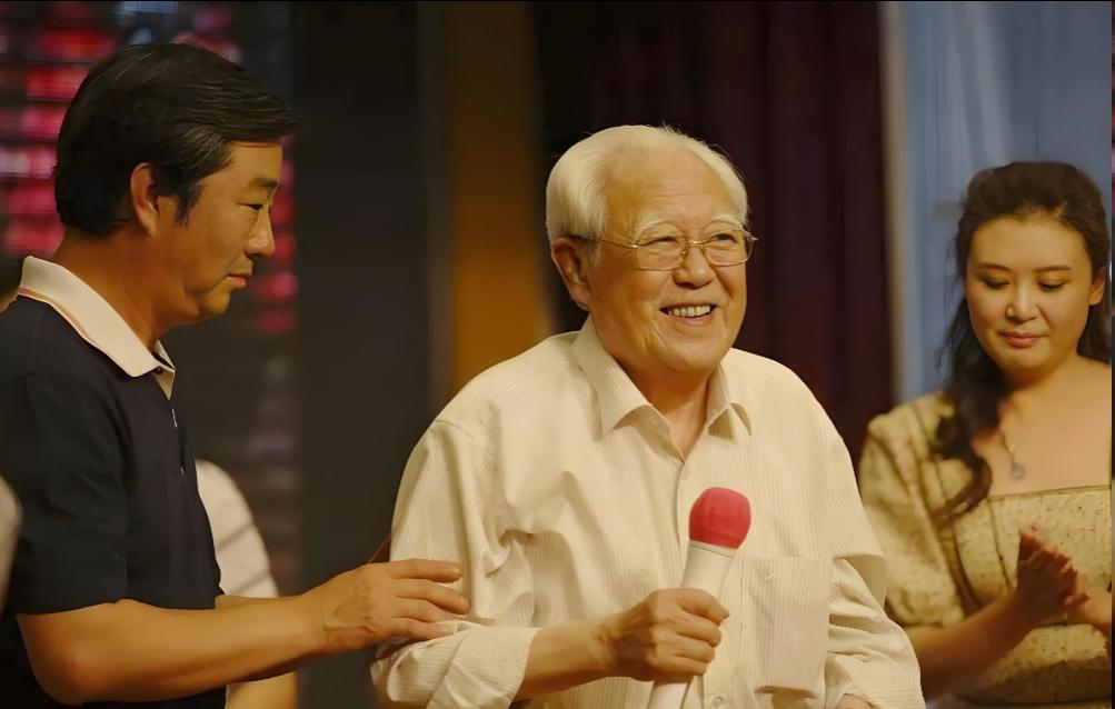 相声老粉才懂的名场面！1982天津家宴，一句玩笑救了全场尴尬‌。那是1982年
