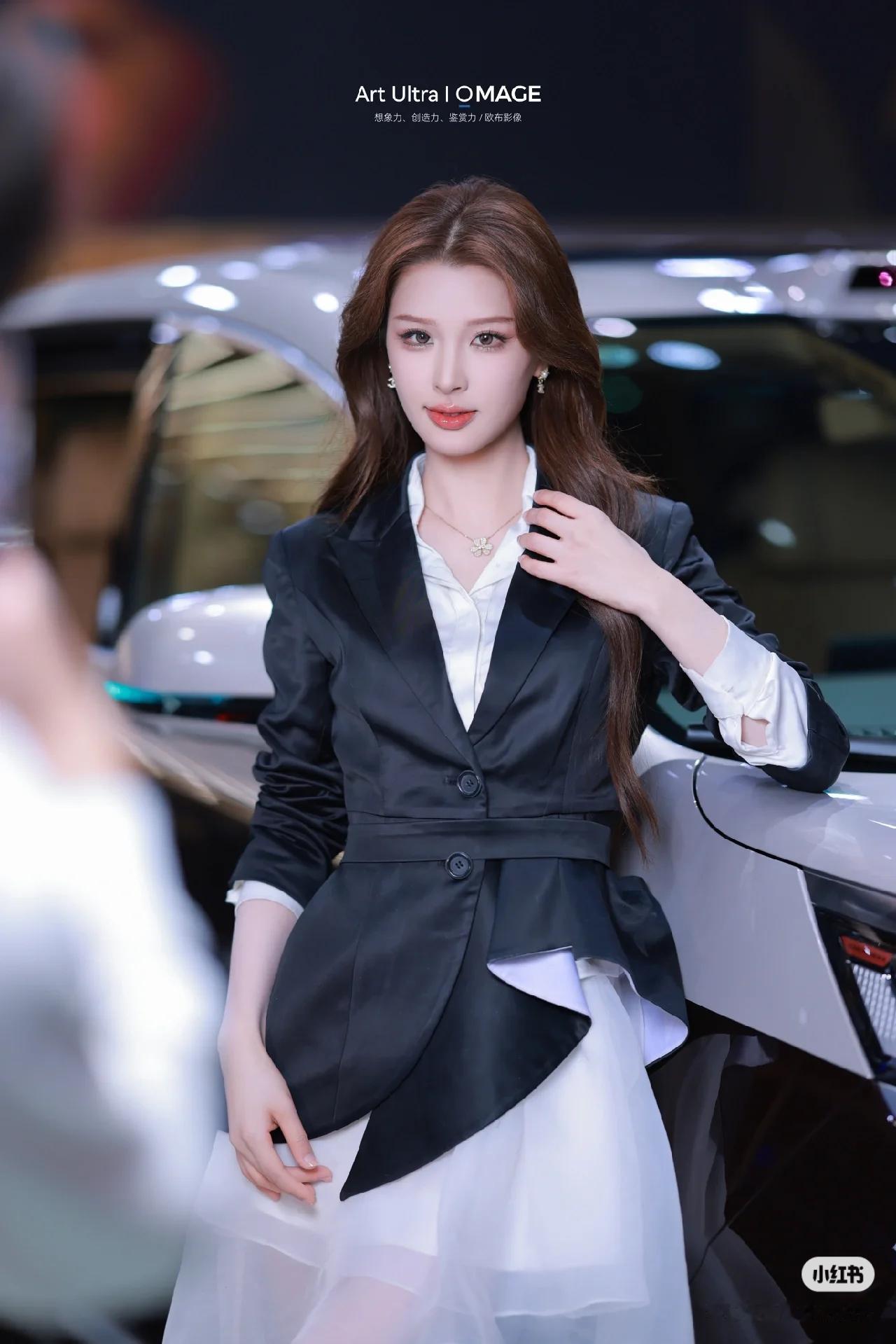 优雅与性感，你会怎么选美女车模穿搭写真