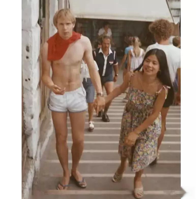 1979年，刚20岁的翁美玲和荷兰男友Rob正在逛街时拍摄的一张合影，两人相识于