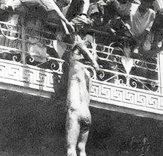 1958年，23岁的伊拉克国王费萨尔二世被处决，他的双脚被砍掉，衣服也被扒光，只