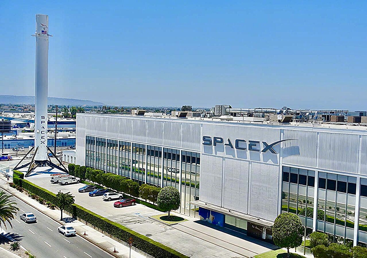 2025年夏天，美国总统特朗普威胁要砍掉SpaceX的政府合同。马斯克的回应是：