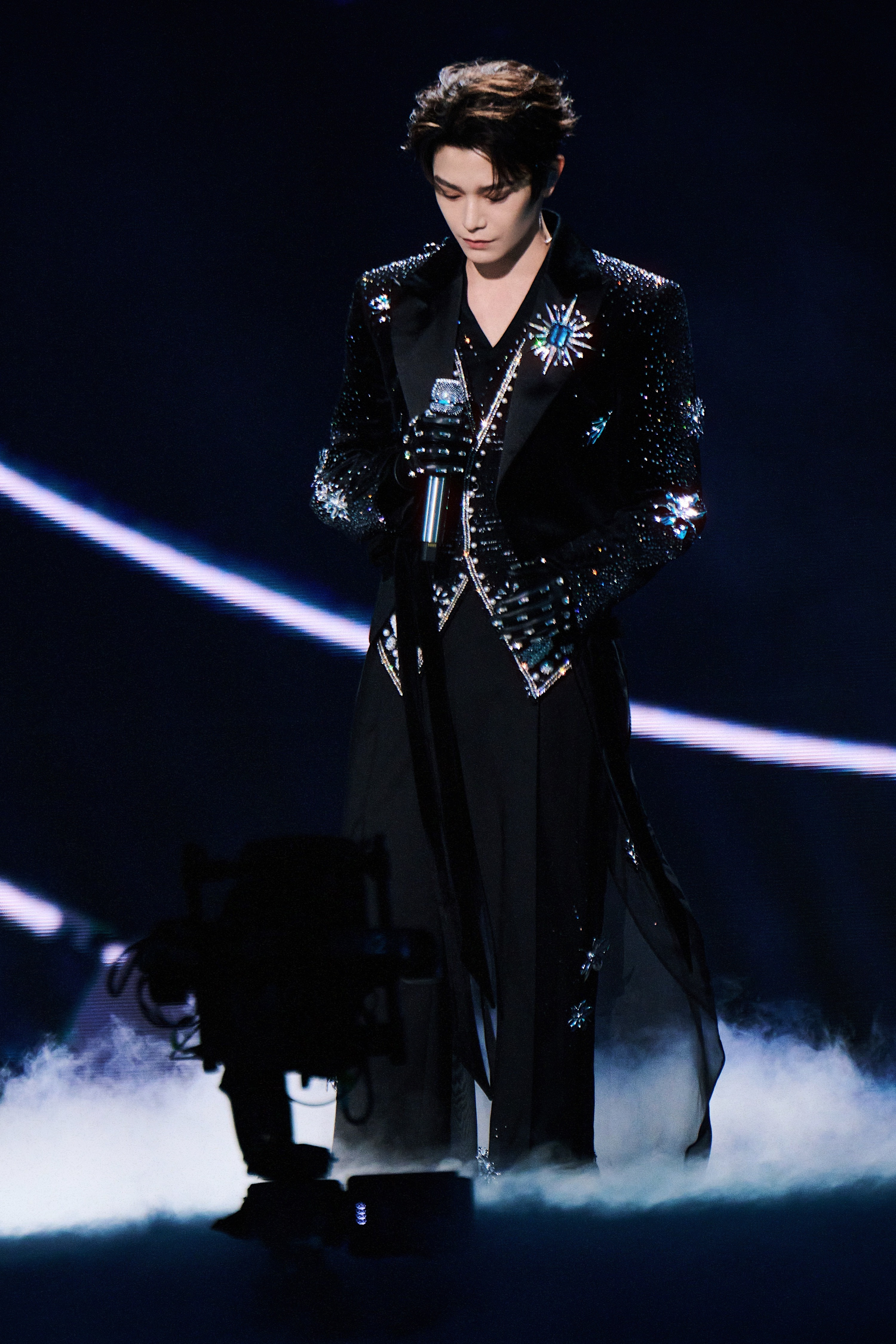 丁禹兮×QQ音乐超级巅峰之夜老凤祥全球代言人佩戴「星宇极光」海蓝宝钻石胸针亮