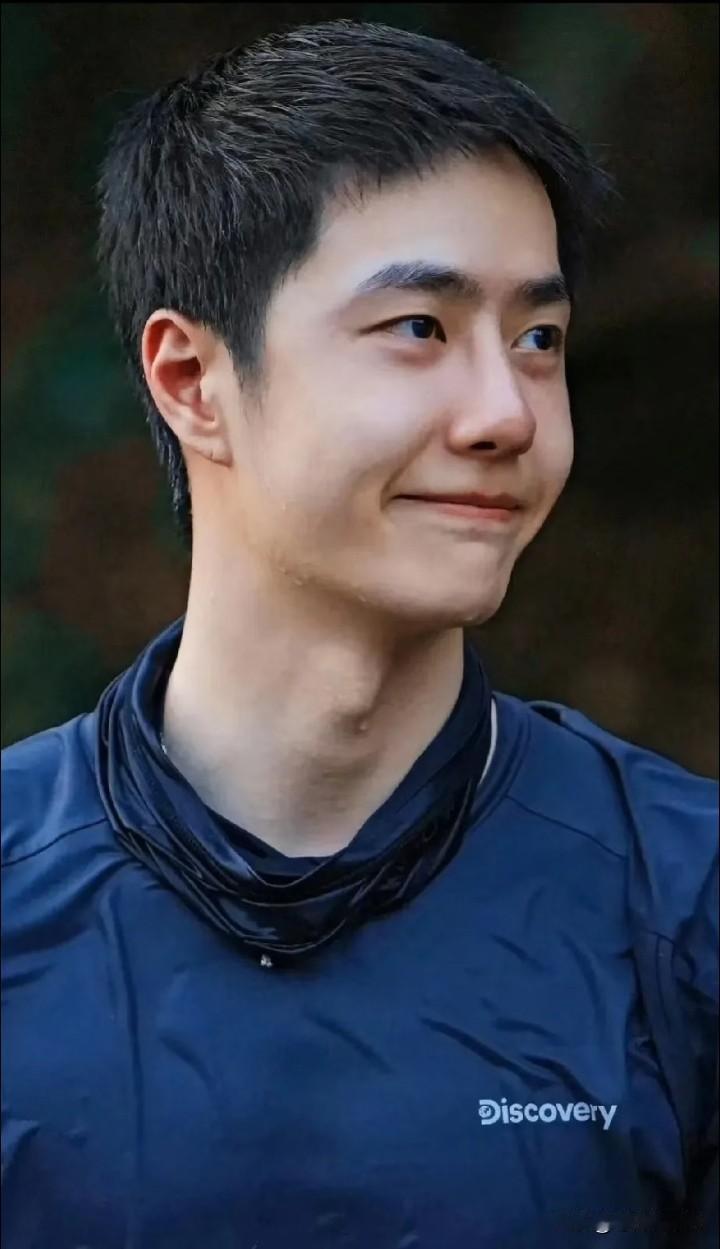 好久没看到王一博的剧了。他这两年都没有进组拍戏，而是转向了户外运动——攀岩、