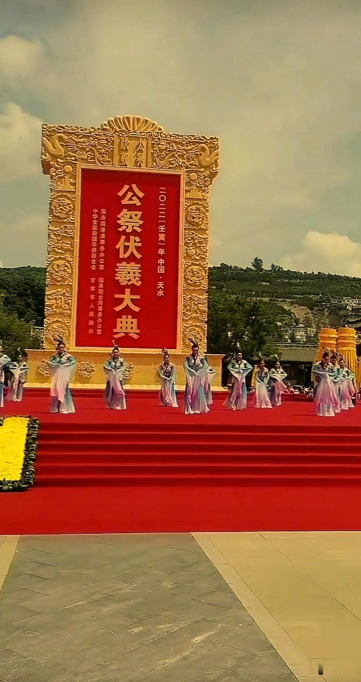 上联：年年顺顺利利，下联：岁岁平平安安。(解析：“岁岁”对“年年”，“平平安