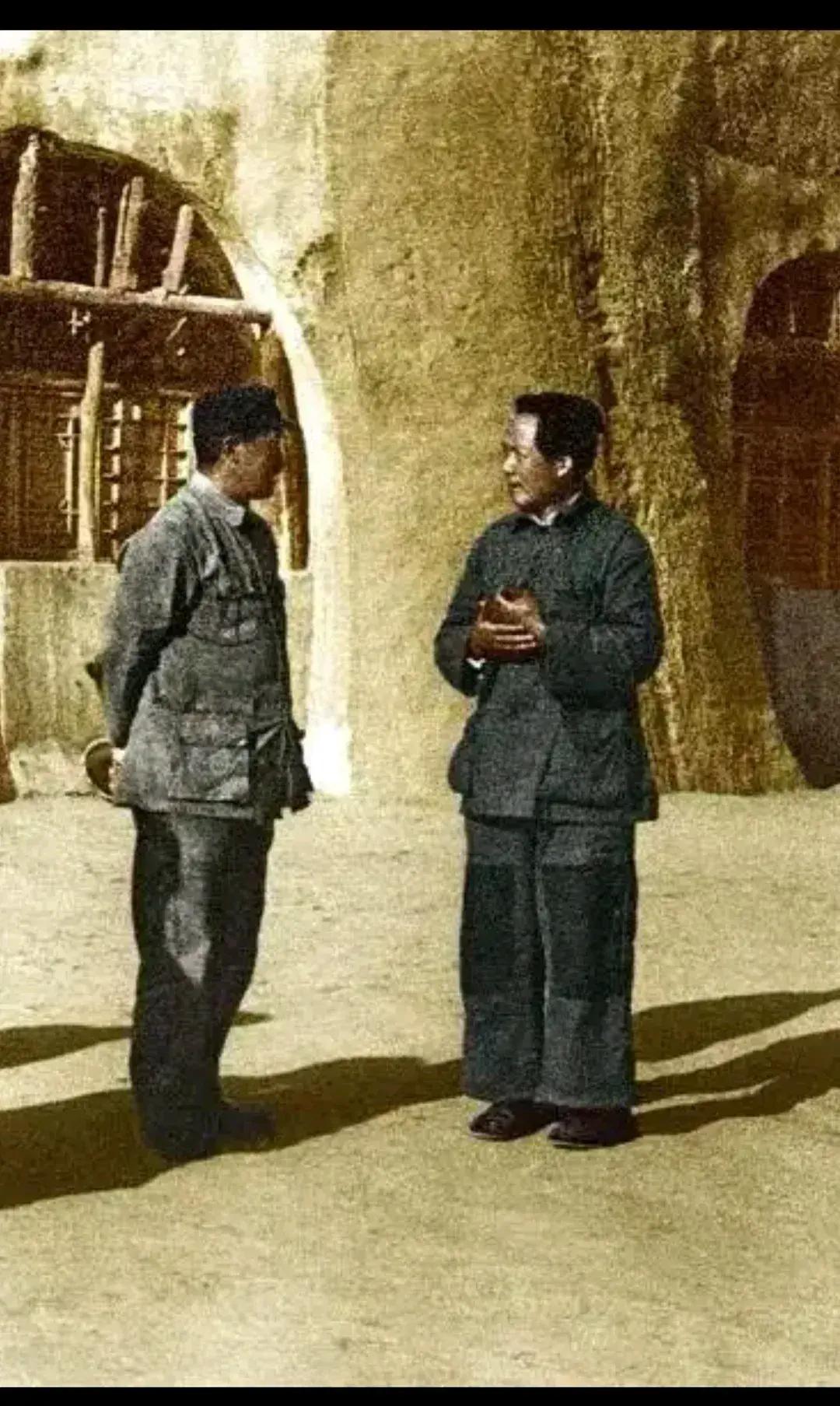 在延安，从毛主席到每个炊事员，都是三年发一套棉衣，两年发一套单衣。无论是棉衣或