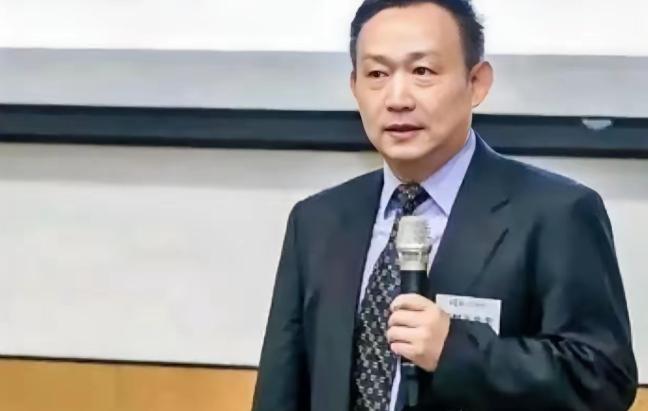 郎咸平这样评价卢麒元：整整十年，他一直在提醒制度漏洞，预警万亿财富外流的巨大风险