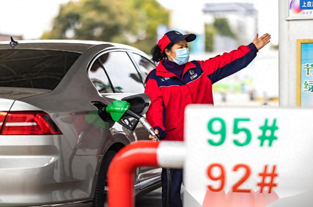一箱油省34块！中国62.9%的新车不烧油，真把中国车主的油箱盖给拧明白了。6月