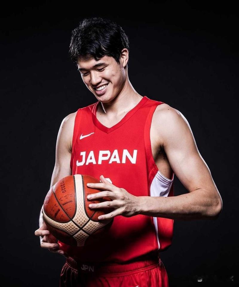 日本男篮球星渡边雄太真是口出狂言！最近日本男篮球星渡边雄太在接受媒体采访时，聊到