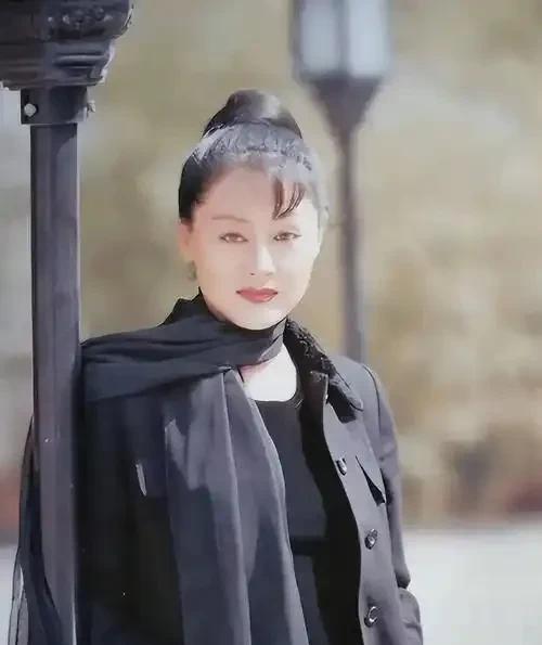 王姬年轻时和现在的颜值对比！看到以后不得不感叹一句，谁年轻时还不是个美女呢。王姬