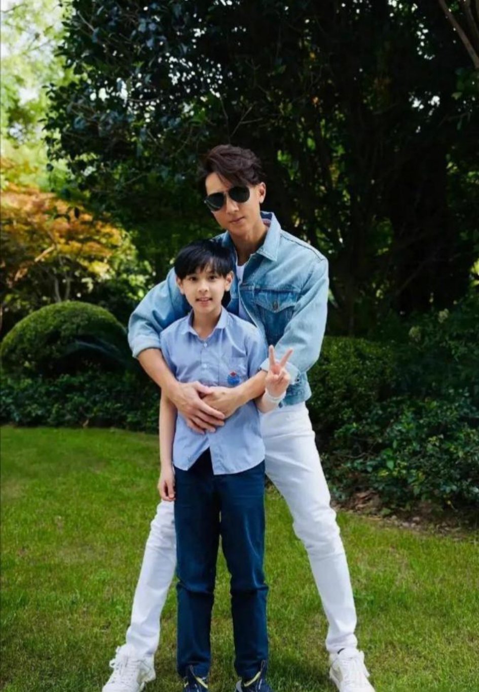 不都说儿像妈，女儿像爸吗？吴尊这是反过来啊，把颜值传给儿子，连气质都是一挂的~