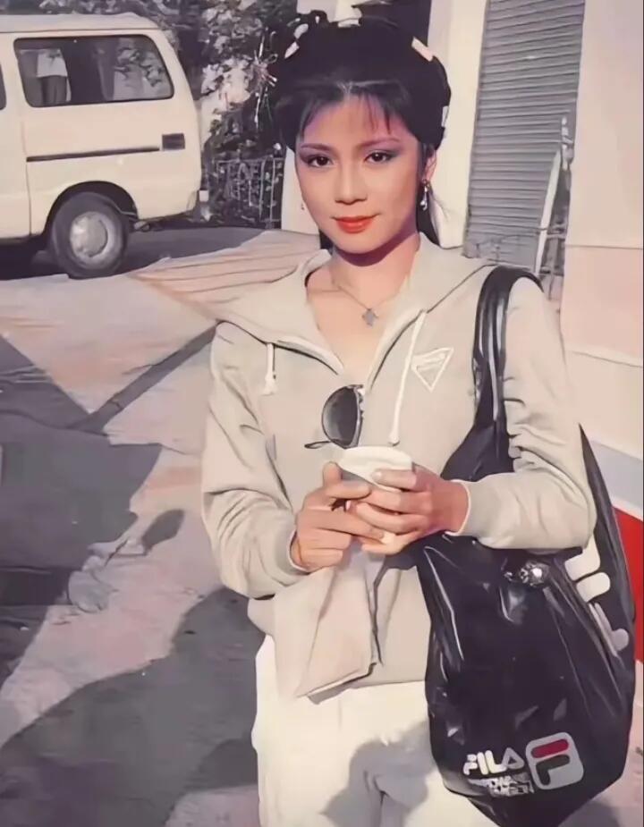 翁美玲，第一眼看上去其实并不算美女，长相也并不出众，但她的气质确实很好，这个老照