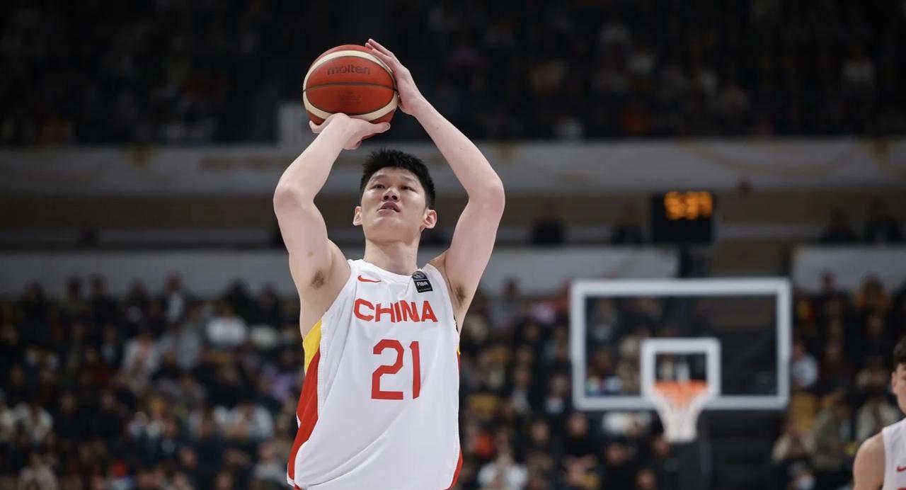 胡金秋进攻出色，可他却无法替代周琦的作用！胡金秋是本支中国男篮的绝对核心，他在