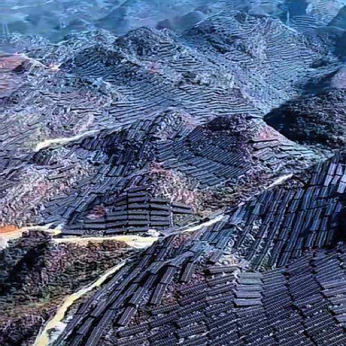 看到这漫山遍野的光伏发电甚是震惊我把图发给豆包是这样回答的：大规模太阳能电