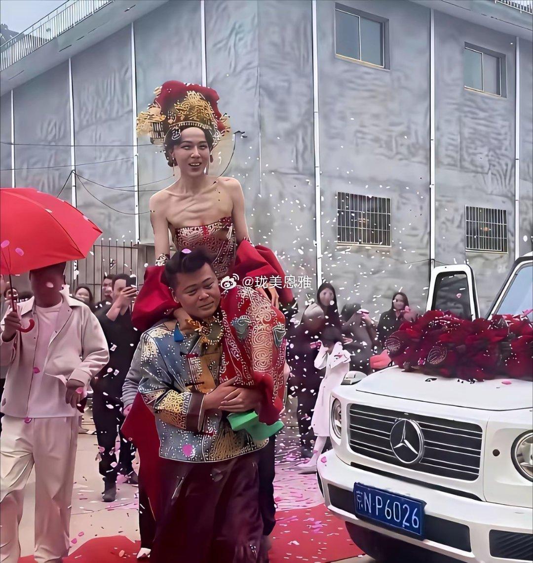 这是我见过的最瘦的新娘，没有之一婚车是奔驰，车牌开头是京N，北京的车