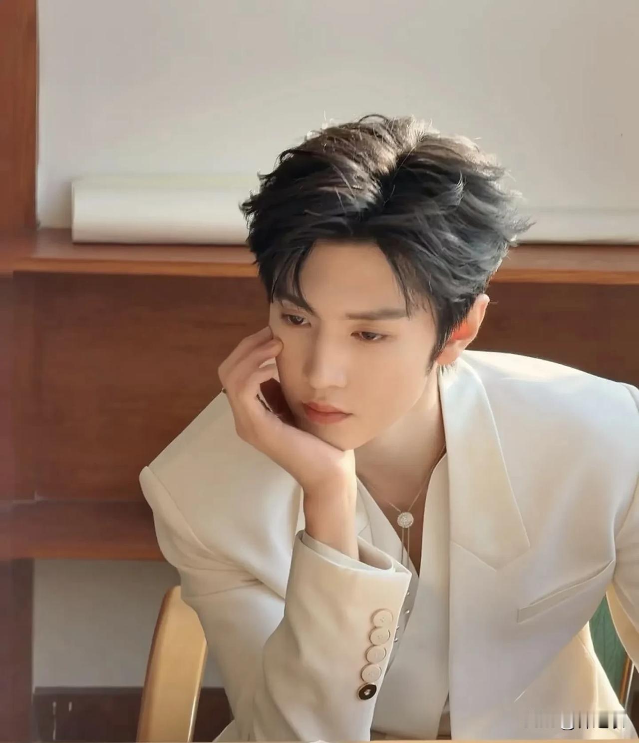 有网友说，陈哲远是她追线下见过的最帅气的男明星，说这个话真不是大言不惭。因为