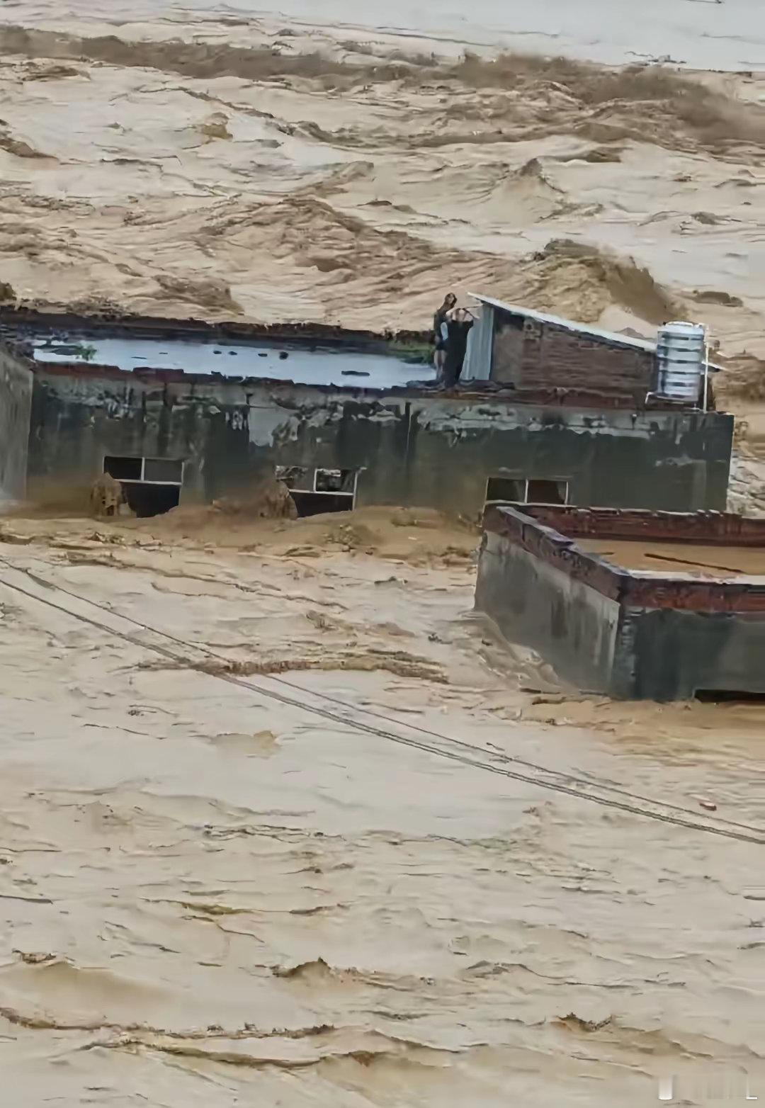 广西横州遭遇洪水，大坝坝体坍塌冲刷农田，导致多地村庄损坏，淹没大部分地区一楼和部