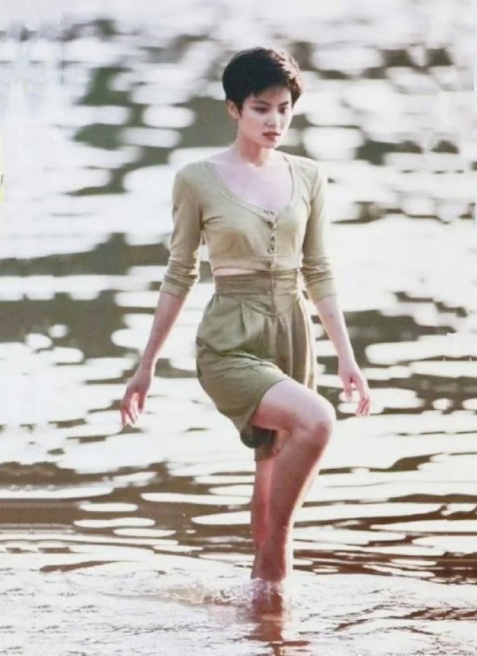 21岁的王菲原来长这样，35年前原来就这么时尚动人了