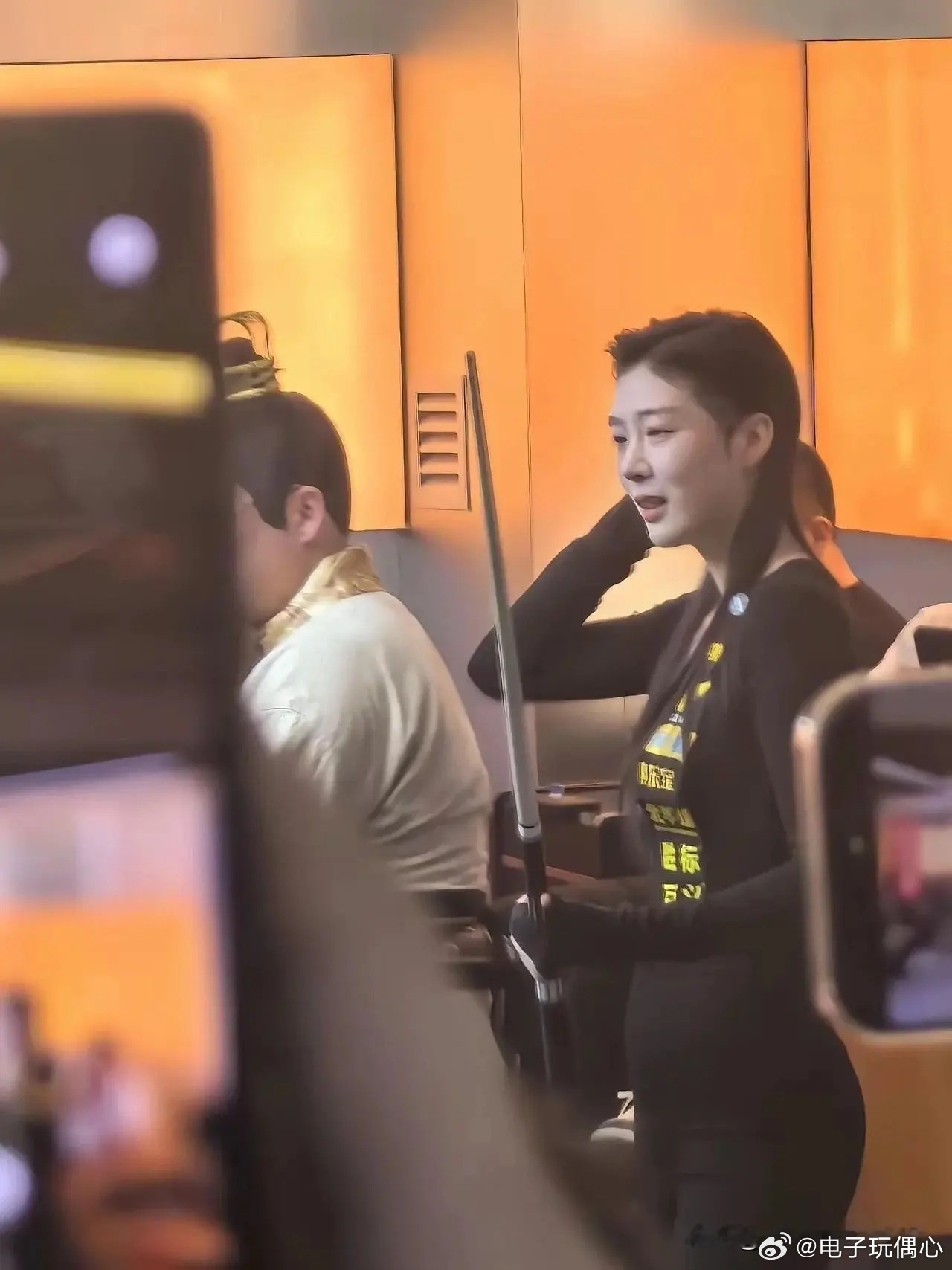 看把小伙子躁的