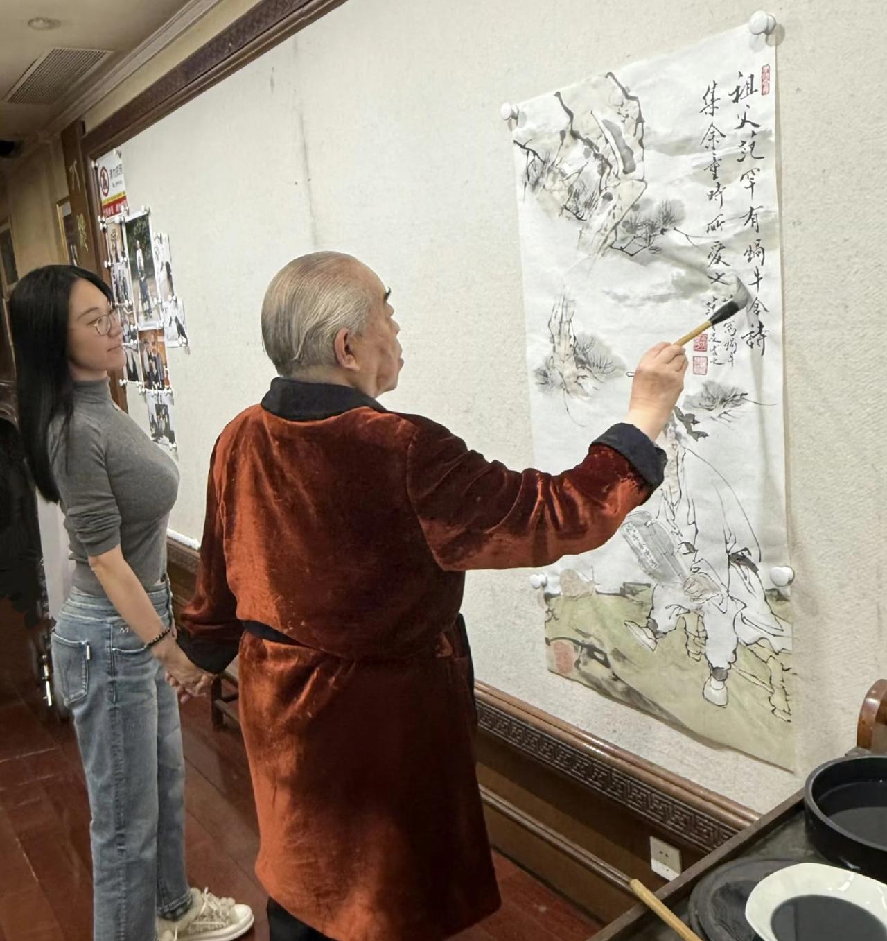 其实我相信范曾与徐萌感情是真的好，毕竟范曾作画的时候，还要和一旁的徐萌牵着手，抛