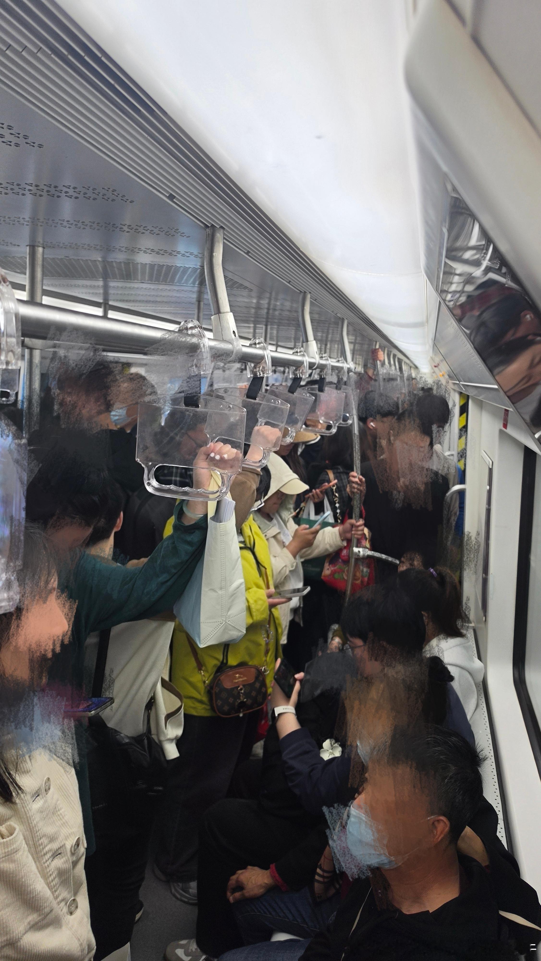 大连地铁网友2026年4月30日，周四，假期前一天，春假第一天。图1为14：0