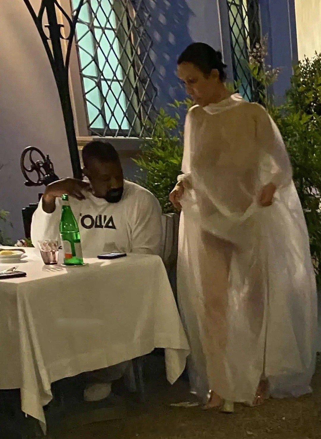 侃爷老婆为啥穿雨衣去餐厅吃饭？​​​