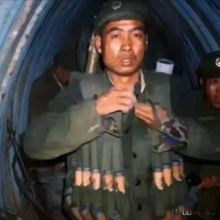 1979年2月26日深夜，来自广东的排长黄纪石带着队伍摸向越军占据的高地，刚靠近