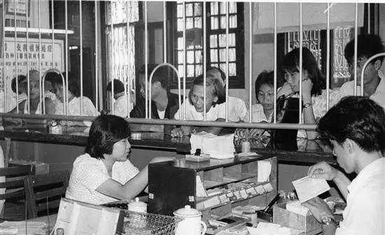 1980年沈阳一家银行的柜台前，黄淑珍把沉甸甸的布包往桌上一放，里面裹着的金条在