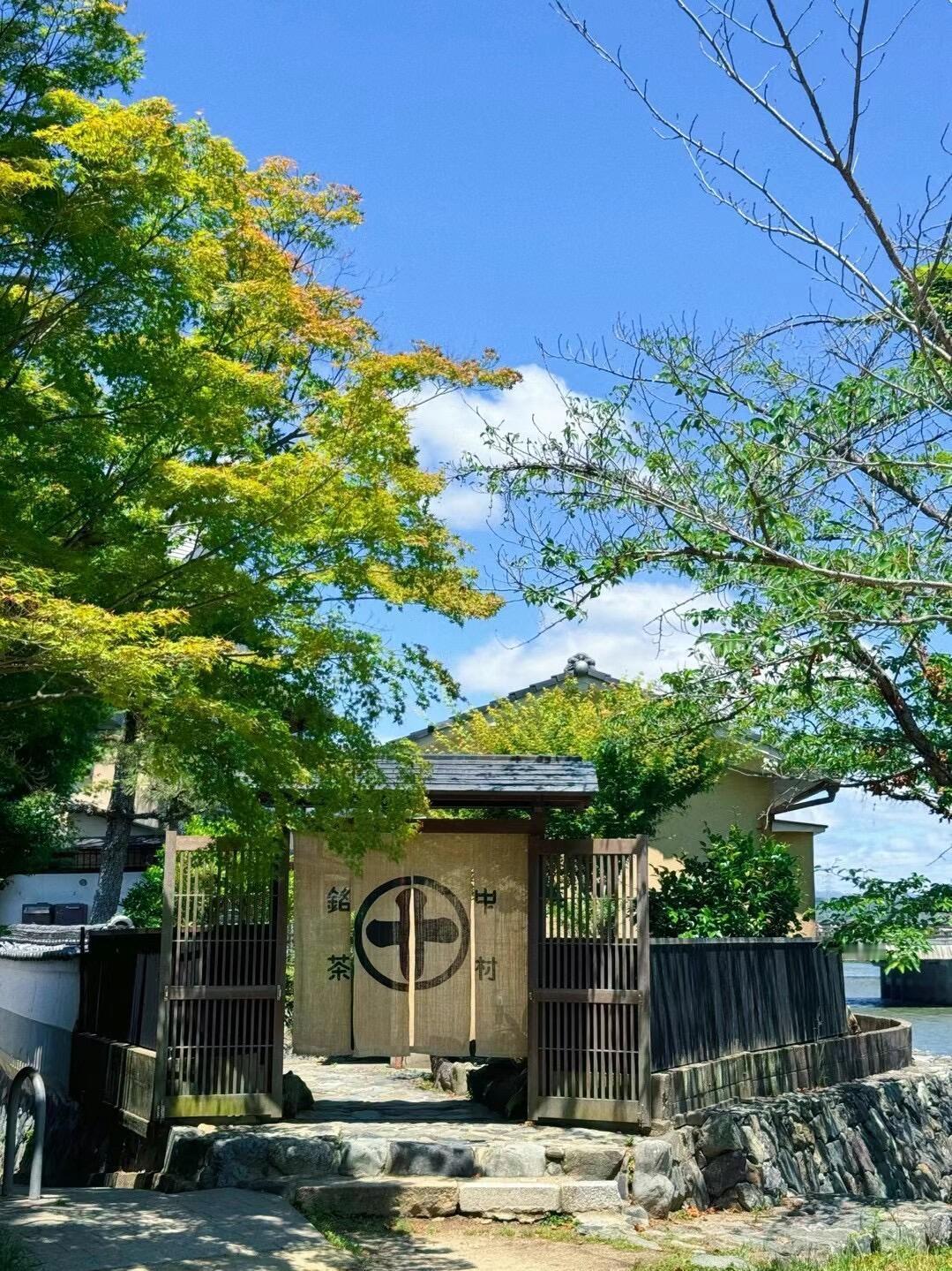 宇治，是一座茶香浸润的古都，这座位于京都南隅的静谧小城，宇治川的流水潺潺而过，带