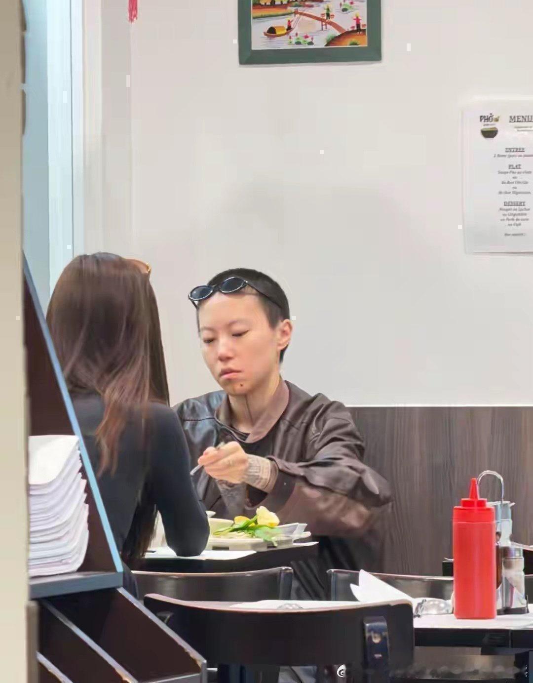 巴黎街头碰到了窦靖童‏﻿‎和宋妍霏⁠，﻿看这状态，⁠﻿俩人感情挺稳⁠当的。⁠‎