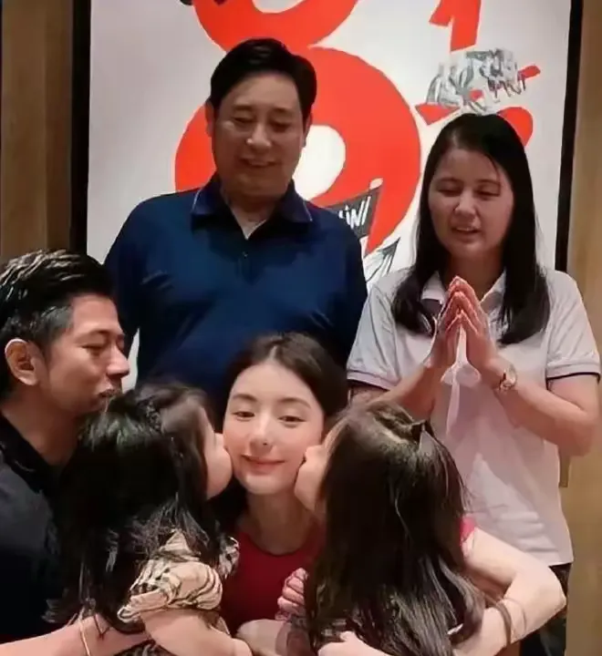 方媛嫁给郭富城，老少恋却成就了一段佳话！方媛爸妈比女婿郭富城的还大，不缺钱，生活富足，但为了女儿幸福