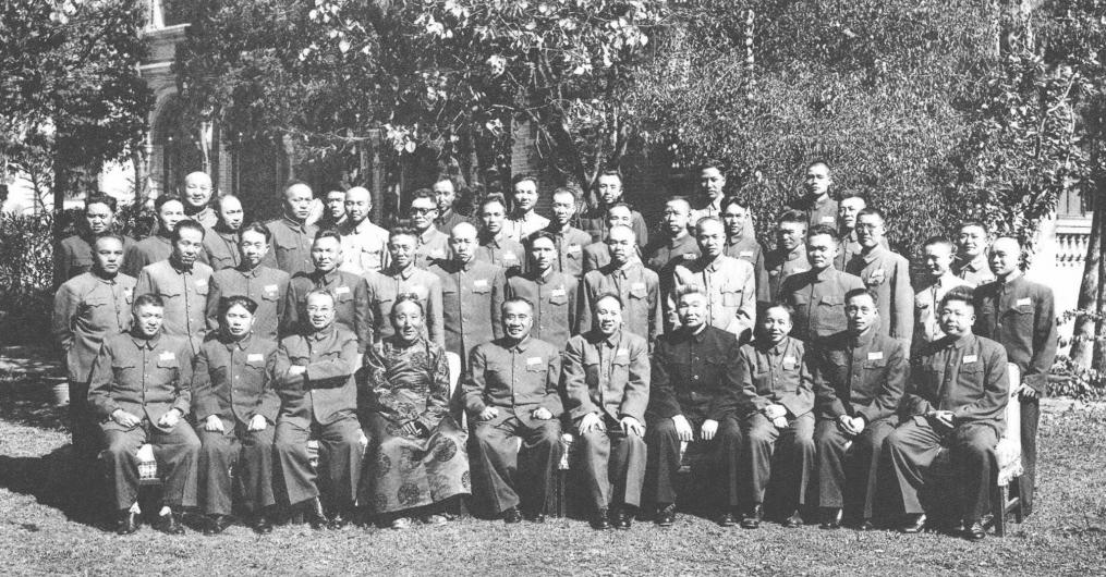 1953年10月，建国4周年，朱老总和参加国庆观礼的军队代表合影。前排左二是开国