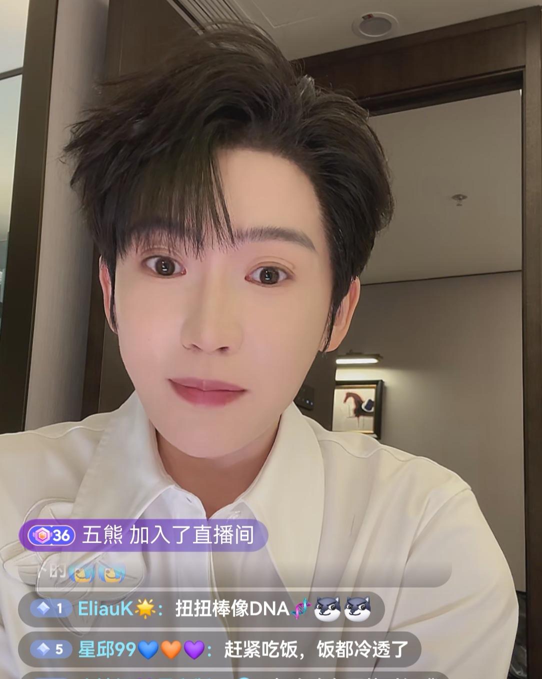 湛蓝团队的肖肖果然是高情商，年底了和张兰团队的前主播连线，网友猜测他可能是要组织