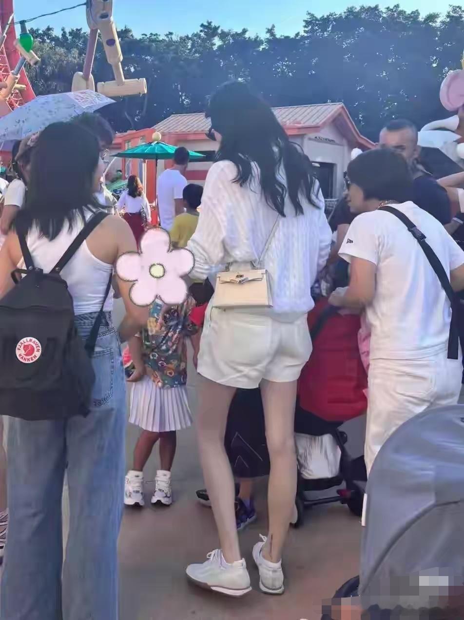 奚梦瑶带俩孩子游迪士尼十一刷到宝了奚梦瑶又又又又被路人偶遇带着俩孩子去迪士尼