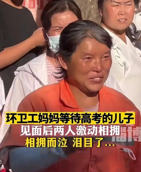 “催人泪下！”河北保定，妈妈的手上没有鲜花，身上也没有旗袍，可她的一身环卫服，却